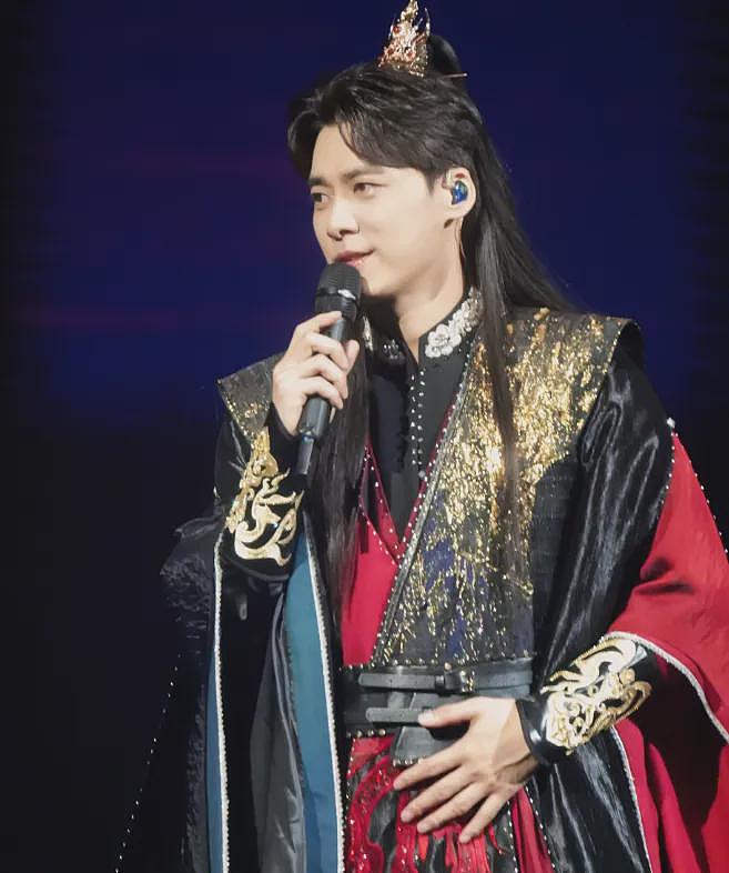 李易峰吃相太难看?海外巡演收钱合影,一件短袖300多,狂割韭菜(组图) - 22