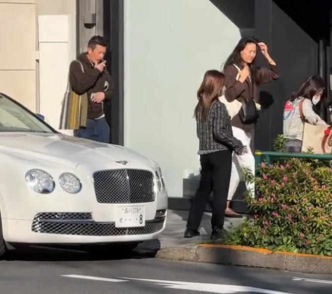 陈冠希和妻女逛街,烟瘾大头顶斑秃抢镜,秦舒培高又瘦气质是真好(组图) - 3