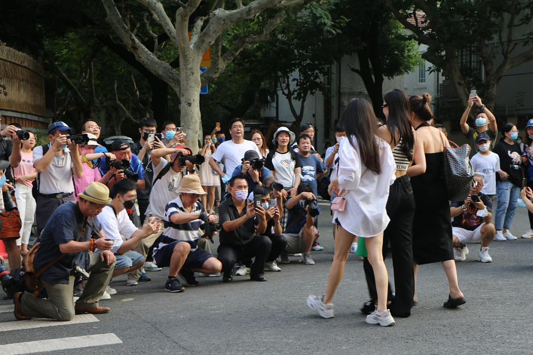 上海一女教师安福路上怒怼“老法师偷拍”:天天拍小姑娘的胸和腿!被骂爷叔:委屈(组图) - 49