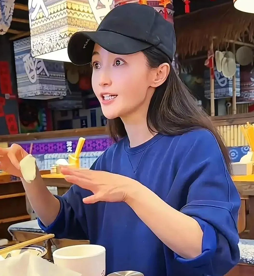 43岁姚笛露面!和闺蜜聚餐吃火锅,素面朝天难掩花容月貌(组图) - 2