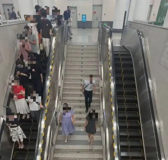 坐电梯竟然自觉站成一排！网友称在日本被震惊，被骂：低智商发言（组图） - 9