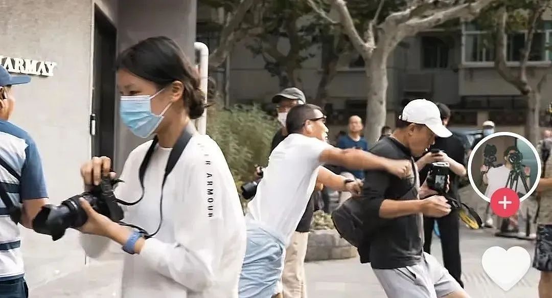 上海一女教师安福路上怒怼“老法师偷拍”:天天拍小姑娘的胸和腿!被骂爷叔:委屈(组图) - 45