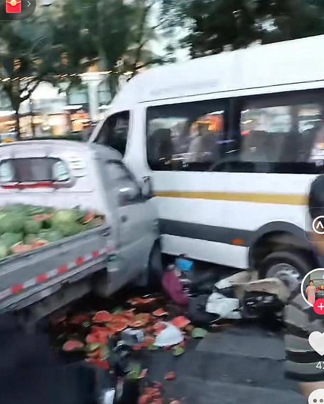 三亚一60岁女子突发撞倒电动车及行人致6人伤!警方通报释,现场惨烈画面曝(视频/组图) - 9