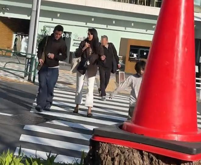 陈冠希和妻女逛街,烟瘾大头顶斑秃抢镜,秦舒培高又瘦气质是真好(组图) - 6