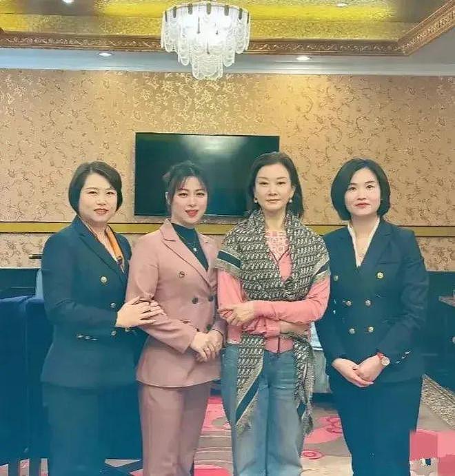 58岁宋祖英近照曝光，高龄产子，身后的男人瞒不住了（组图） - 2