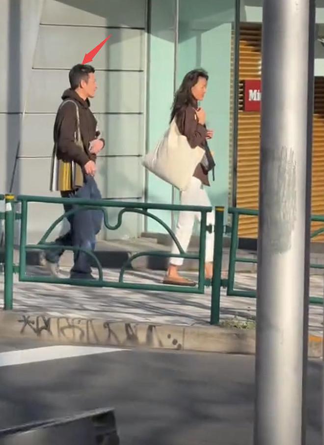 陈冠希和妻女逛街,烟瘾大头顶斑秃抢镜,秦舒培高又瘦气质是真好(组图) - 5