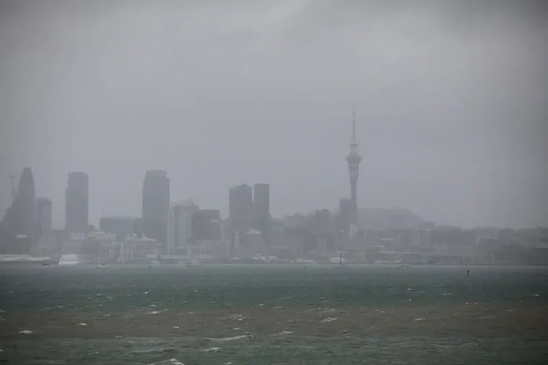 暴雨强风警报！奥克兰万户停电，千人彻夜抢修；旅客注意！海量积分无人消费；天降横财，周六开奖别错过（组图） - 1