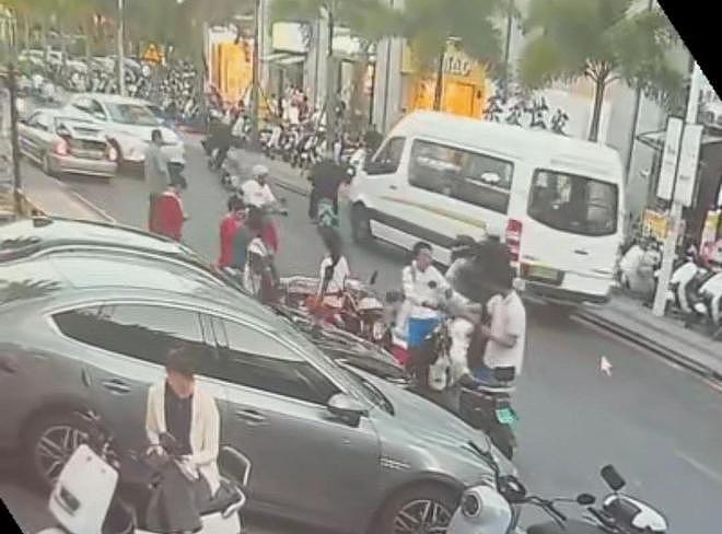 三亚一60岁女子突发撞倒电动车及行人致6人伤!警方通报释,现场惨烈画面曝(视频/组图) - 2
