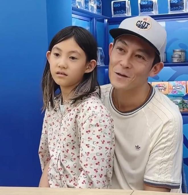 陈冠希和妻女逛街,烟瘾大头顶斑秃抢镜,秦舒培高又瘦气质是真好(组图) - 8