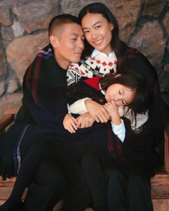 陈冠希和妻女逛街,烟瘾大头顶斑秃抢镜,秦舒培高又瘦气质是真好(组图) - 2