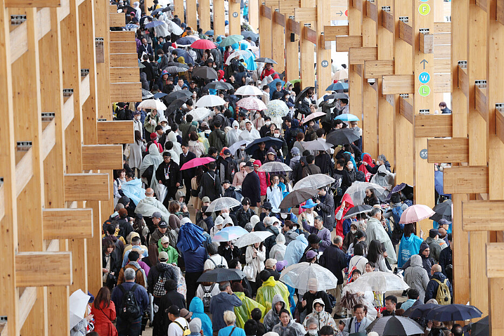 日本世博会首日涌入14万人直接傻眼！建筑坍塌、毛坯场馆、天价餐食，厕所还没纸…（组图） - 4