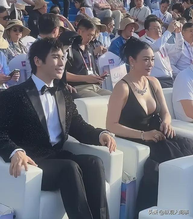 钟丽缇现身三亚参加晚宴,穿吊带裙富贵包明显,素面朝天难以辨认(组图) - 15