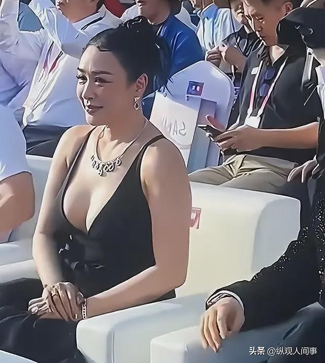 钟丽缇现身三亚参加晚宴,穿吊带裙富贵包明显,素面朝天难以辨认(组图) - 5
