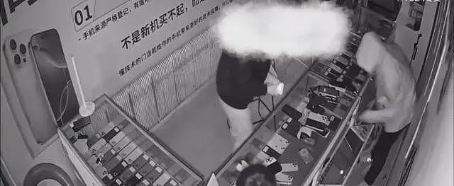 4名少年偷手机89部还发视频炫耀，店主：贼抓了又放，手机向谁要（组图） - 1