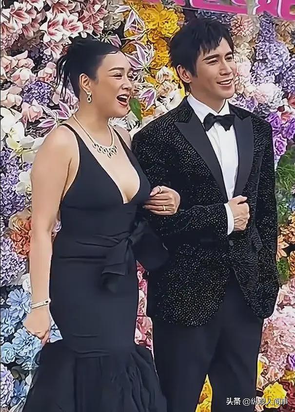 钟丽缇现身三亚参加晚宴,穿吊带裙富贵包明显,素面朝天难以辨认(组图) - 7