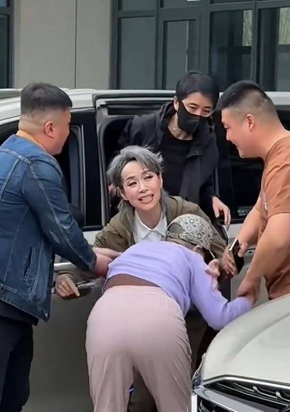 57岁叶童被狂粉拽车拦路,她不生气还拥抱对方(组图) - 6