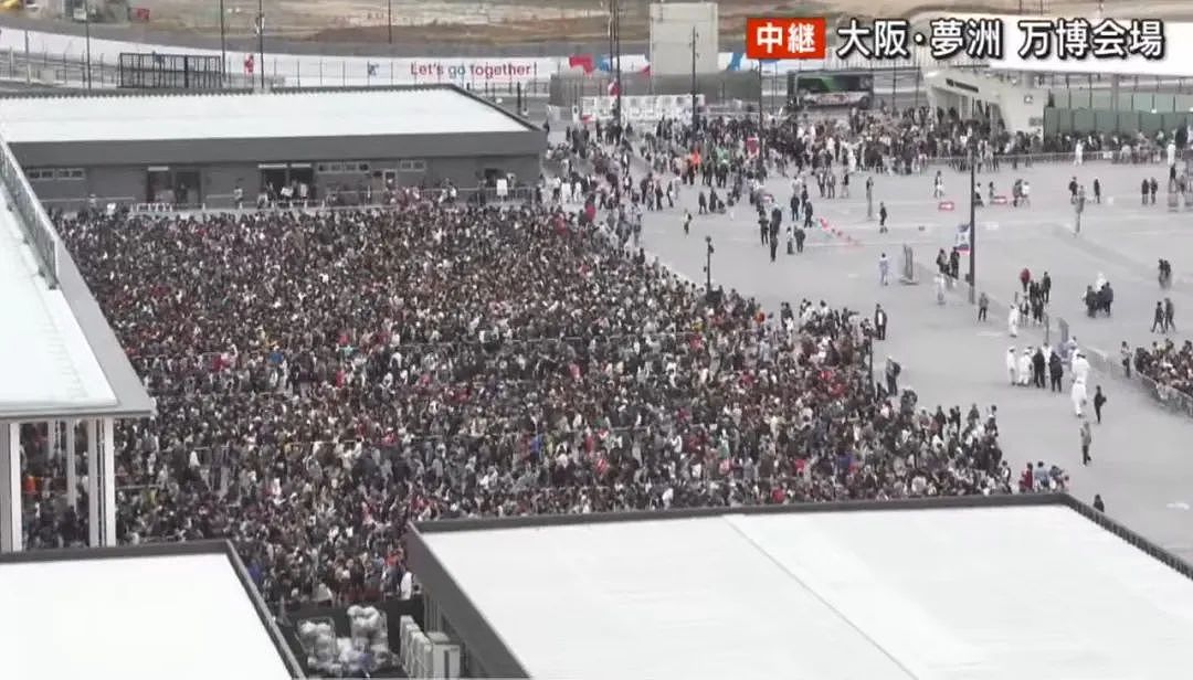 日本世博会首日涌入14万人直接傻眼！建筑坍塌、毛坯场馆、天价餐食，厕所还没纸…（组图） - 1