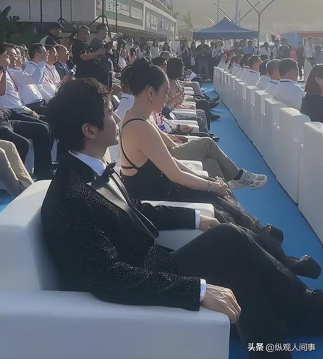 钟丽缇现身三亚参加晚宴,穿吊带裙富贵包明显,素面朝天难以辨认(组图) - 13