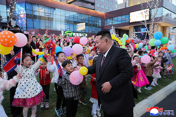 平壤万户新宅落成！金正恩带女儿出席剪彩，高喊“大家久等了”（组图） - 3