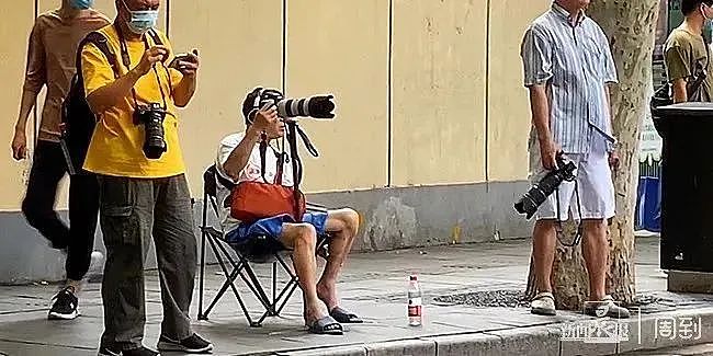 上海一女教师安福路上怒怼“老法师偷拍”:天天拍小姑娘的胸和腿!被骂爷叔:委屈(组图) - 61