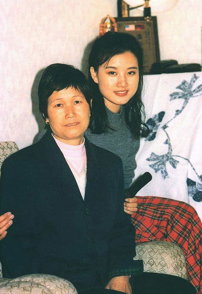 58岁宋祖英近照曝光，高龄产子，身后的男人瞒不住了（组图） - 4