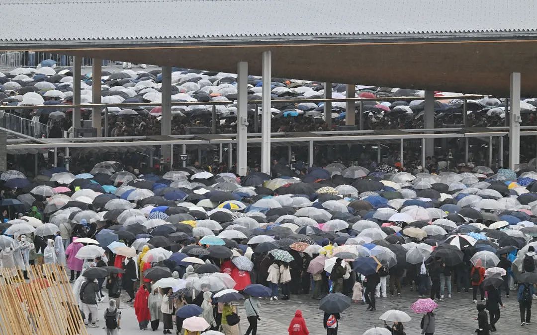 日本世博会首日涌入14万人直接傻眼！建筑坍塌、毛坯场馆、天价餐食，厕所还没纸…（组图） - 2