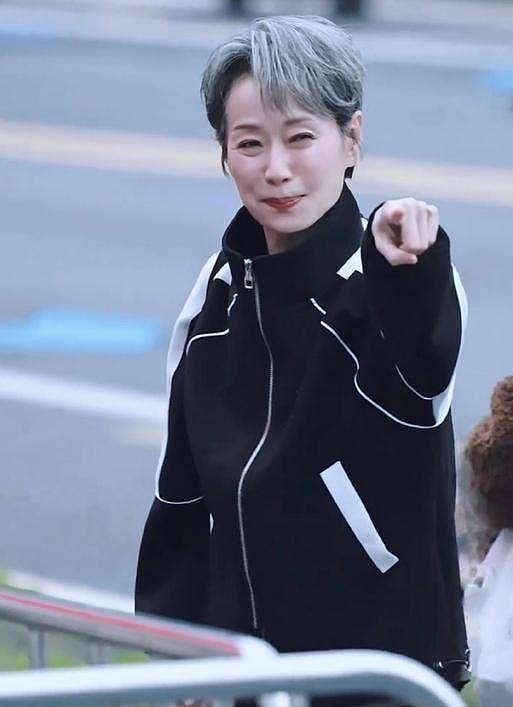 57岁叶童被狂粉拽车拦路,她不生气还拥抱对方(组图) - 1