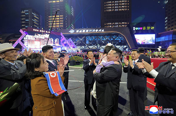 平壤万户新宅落成！金正恩带女儿出席剪彩，高喊“大家久等了”（组图） - 4