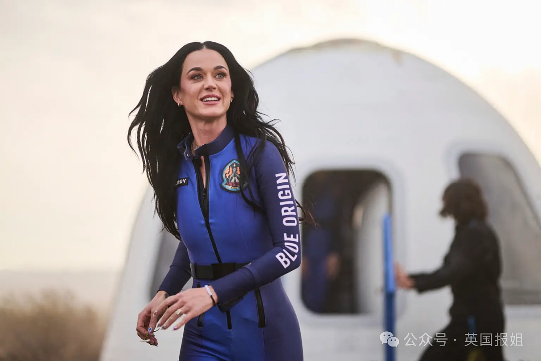 亿万富豪贝索斯未婚妻穿低胸装上太空！戴大钻戒花数亿携5名女乘客上天引群嘲：失重时假体会移位吧？（组图） - 30
