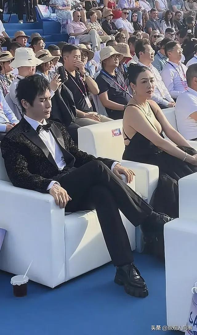 钟丽缇现身三亚参加晚宴,穿吊带裙富贵包明显,素面朝天难以辨认(组图) - 3