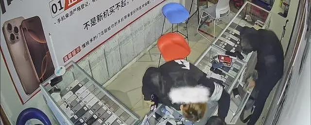 4名少年偷手机89部还发视频炫耀，店主：贼抓了又放，手机向谁要（组图） - 4