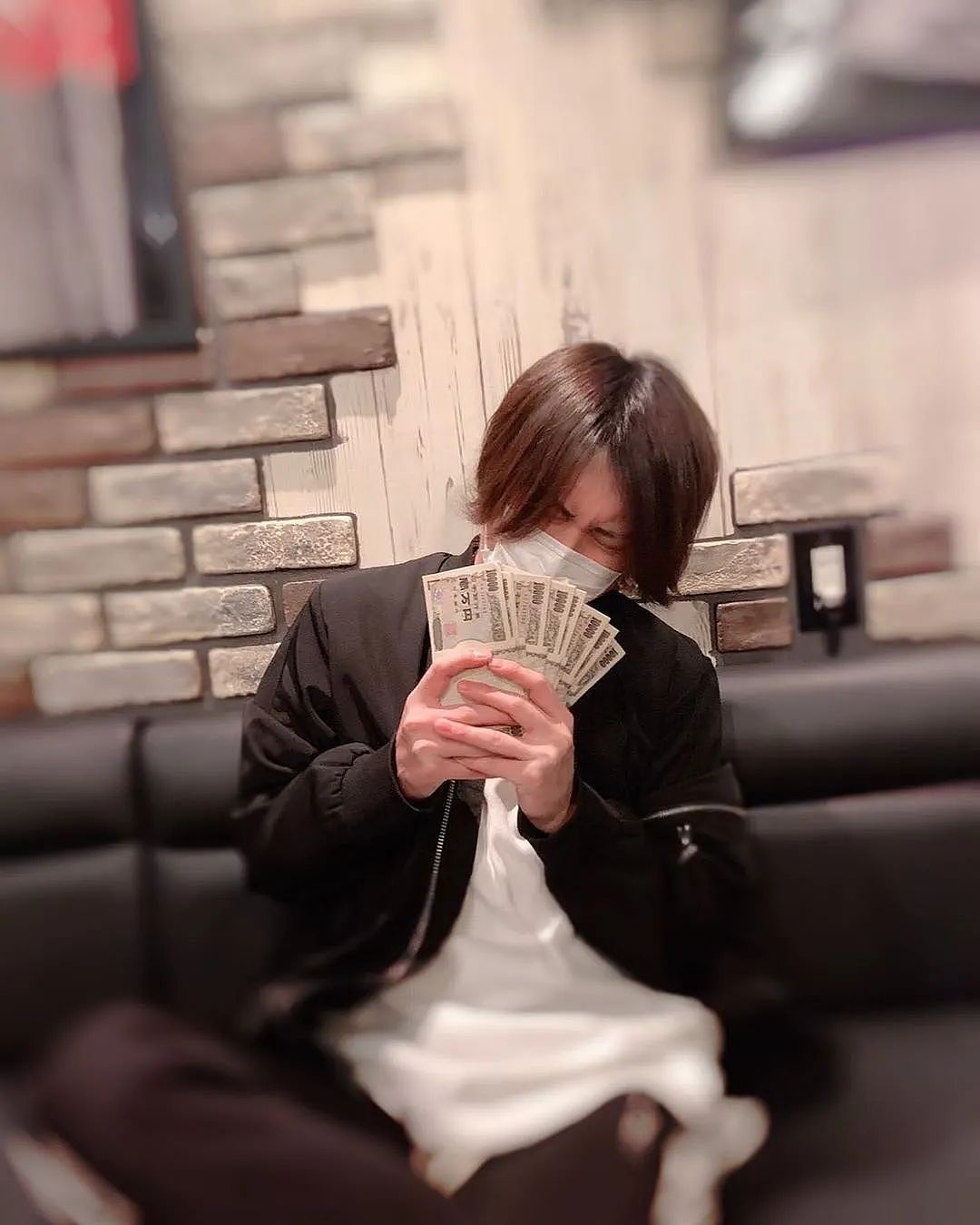 日本最强软饭男,同时被15个富婆包养:月入百万,很累的…(组图) - 29