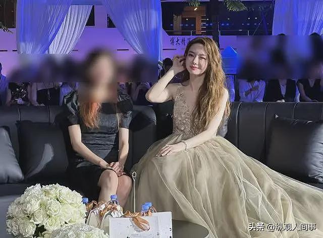 钟丽缇现身三亚参加晚宴,穿吊带裙富贵包明显,素面朝天难以辨认(组图) - 2