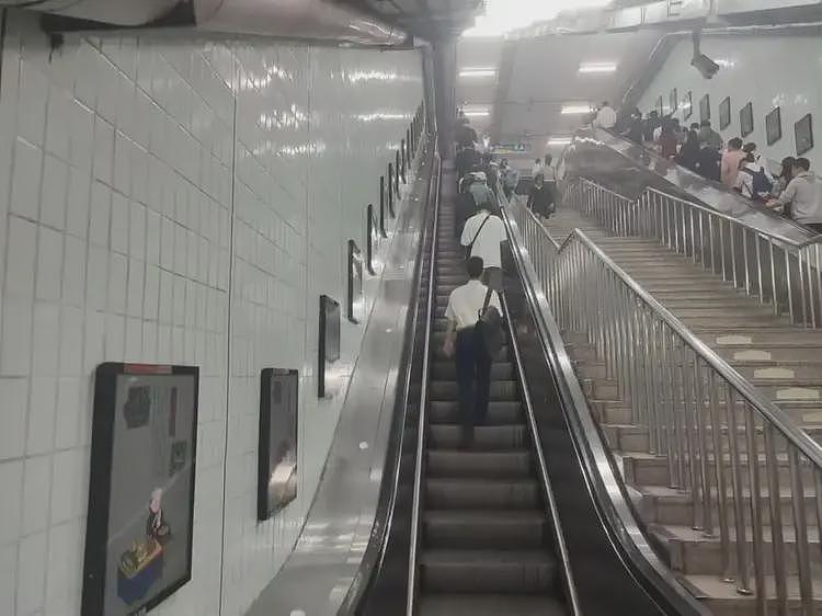 坐电梯竟然自觉站成一排！网友称在日本被震惊，被骂：低智商发言（组图） - 6