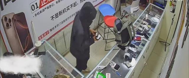 4名少年偷手机89部还发视频炫耀，店主：贼抓了又放，手机向谁要（组图） - 3