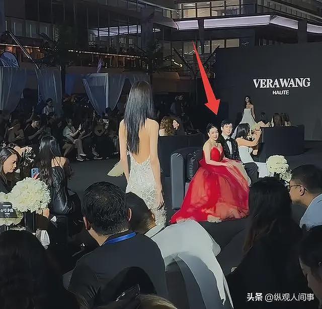 钟丽缇现身三亚参加晚宴,穿吊带裙富贵包明显,素面朝天难以辨认(组图) - 18