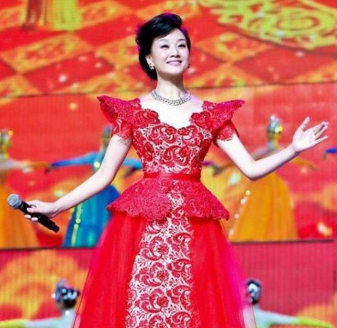 58岁宋祖英近照曝光，高龄产子，身后的男人瞒不住了（组图） - 11