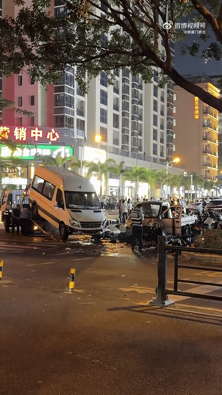 三亚六旬老妇开车冲撞客货车，多人受伤（组图） - 2
