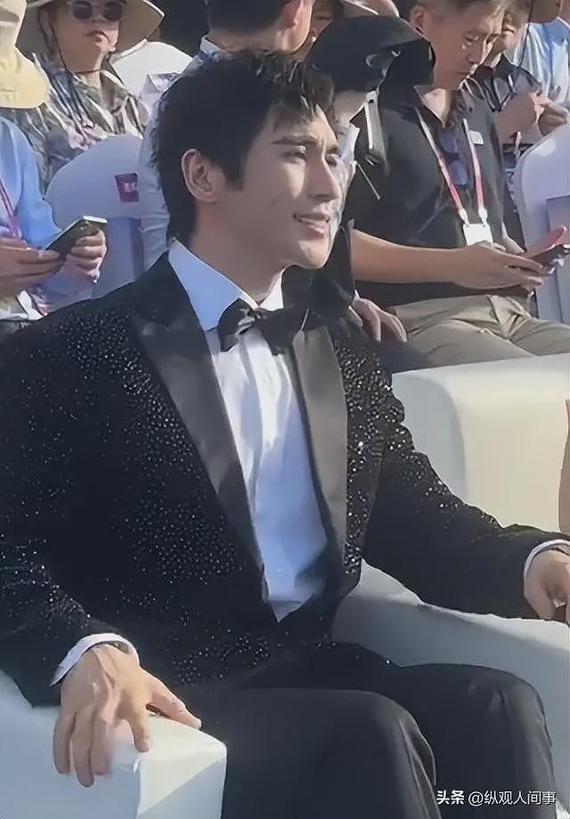 钟丽缇现身三亚参加晚宴,穿吊带裙富贵包明显,素面朝天难以辨认(组图) - 12