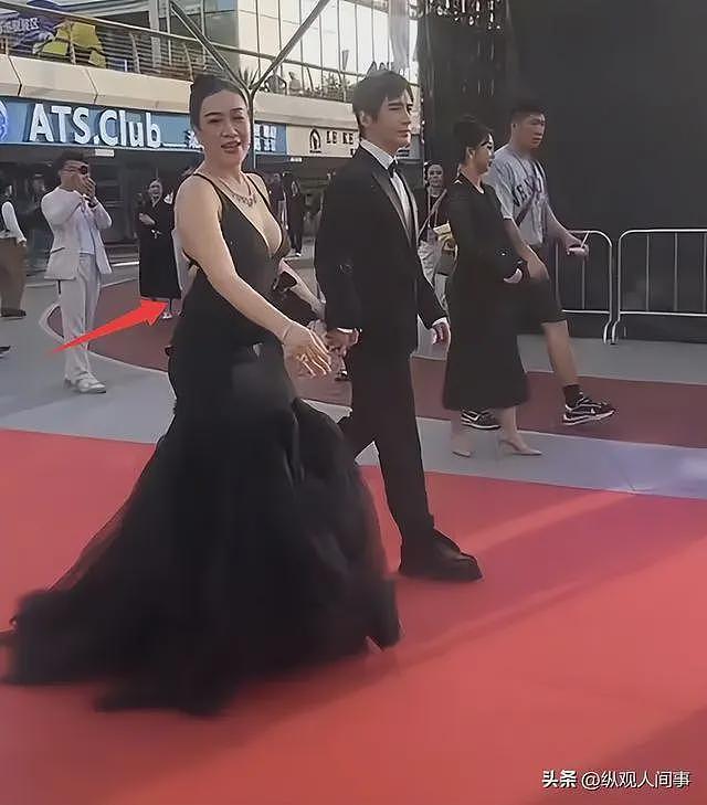 钟丽缇现身三亚参加晚宴,穿吊带裙富贵包明显,素面朝天难以辨认(组图) - 8