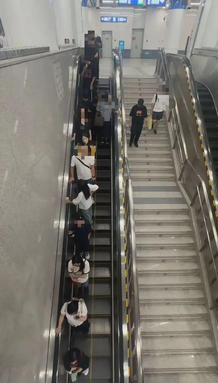 坐电梯竟然自觉站成一排！网友称在日本被震惊，被骂：低智商发言（组图） - 5