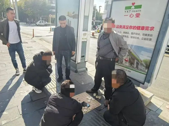 家族式街头残棋骗局曝光!全是托,13人骗150余万(组图) - 1