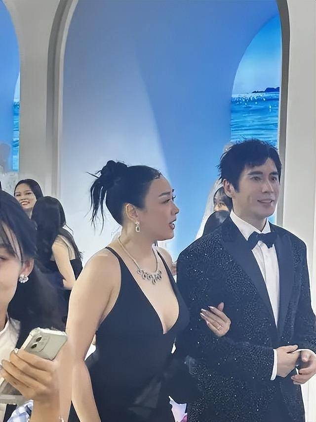 54岁钟丽缇深V礼服惊艳三亚!与小12岁老公同框(组图) - 3