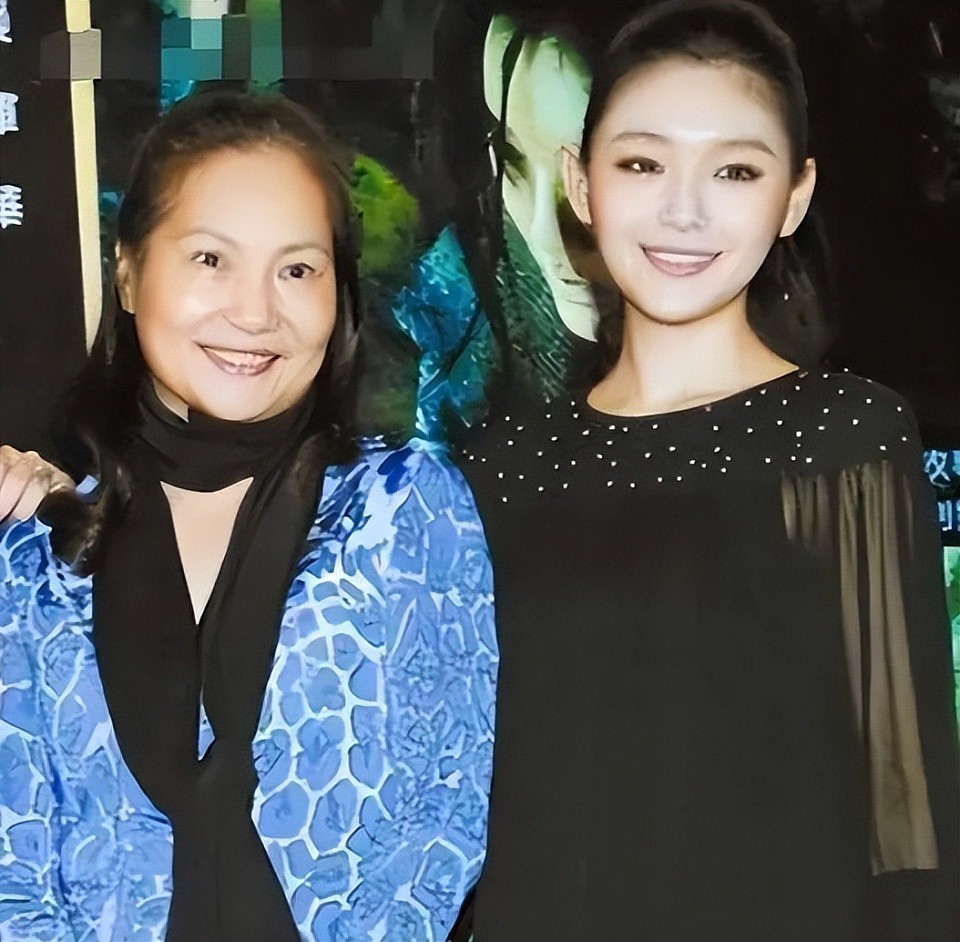 小S大女儿悼念大S方式惹争议!晒性感美照被批不体面,纯粹显摆(组图) - 11