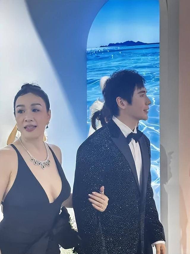 54岁钟丽缇深V礼服惊艳三亚!与小12岁老公同框(组图) - 2