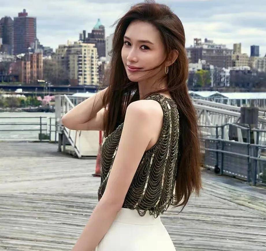 林志玲最新生图认不出,苹果肌提拉感太重,手部皮肤暴露真实状态(组图) - 2