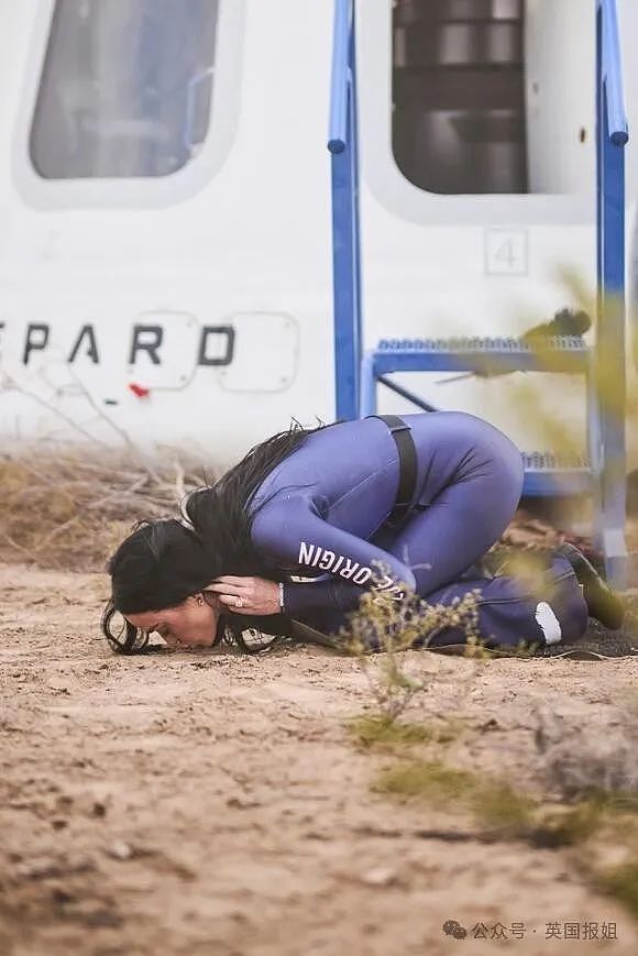 亿万富豪贝索斯未婚妻太空行被爆造假？6人上天全靠绿幕特效，还在飞船里搞神秘仪式（组图） - 16