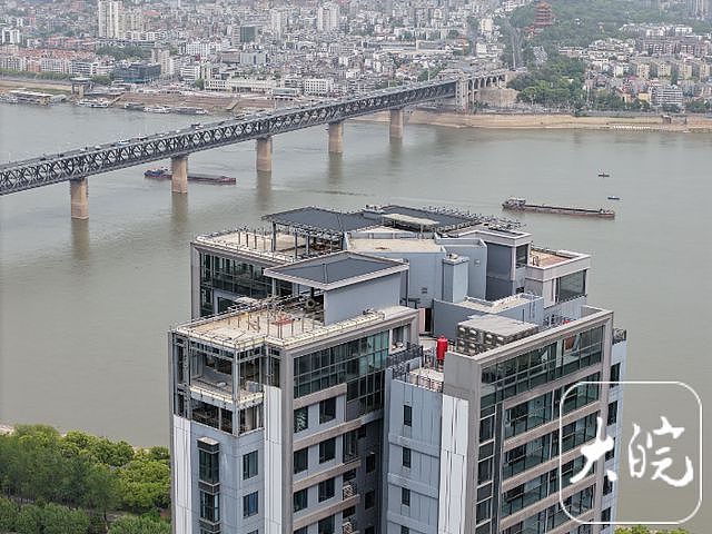 长江边54层住宅楼顶出现“楼上楼” 回应:正在调查处理中(组图) - 3