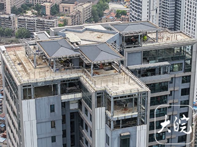 长江边54层住宅楼顶出现“楼上楼” 回应:正在调查处理中(组图) - 1