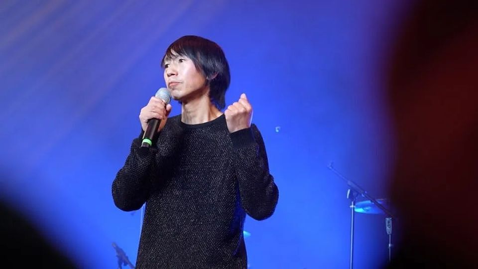 被围观的庞麦郎：2700元的背包，和一场“不专业”的演出（组图） - 3